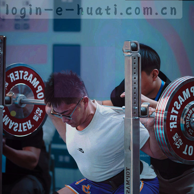三块不同尺寸的屏幕以连线相连，表示一个主账号带多个设备，画面中无人物